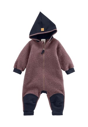 Burgunderfarbener Fleece-Overall mit marineblauen Akzenten, einem Reißverschluss vorne und einer spitzen Kapuze. Mit elastischen Bündchen und verstärkten Knien.
