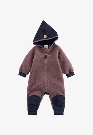 Bordeaux fleece overall met marineblauwe accenten, een rits aan de voorkant en een spitse kap. Voorzien van elastische manchetten en versterkte knieën.