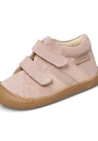 Zapato de ante rosa para niños pequeños con tiras de Velcro, suela de goma y acentos texturizados. Presenta paneles de cuero rosa claro y una etiqueta de logo.