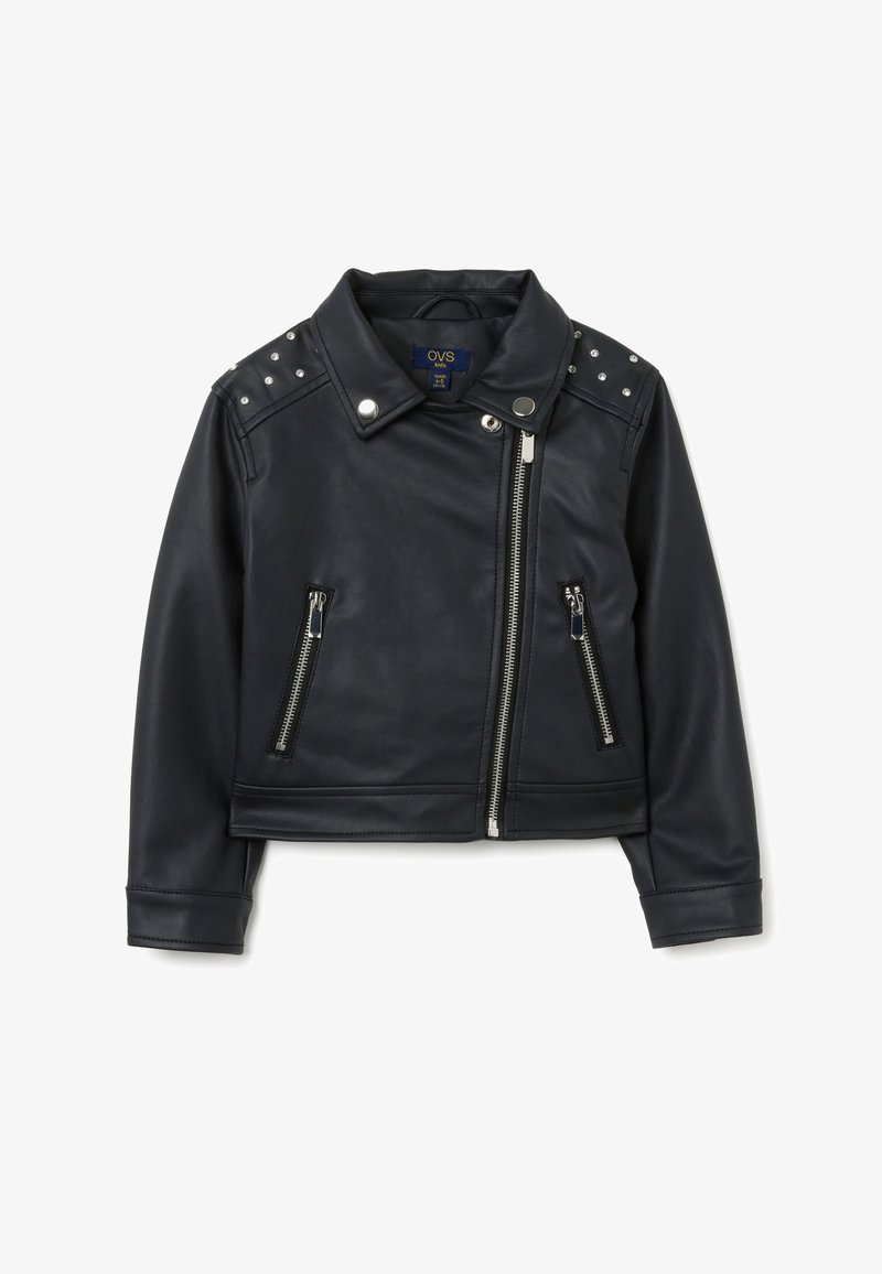 Schwarze Kunstleder-Motorradjacke mit silbernen Nieten auf den Schultern, Reißverschluss-Fronttaschen und seitlichem Reißverschluss. Kurzes, tailliertes Design.