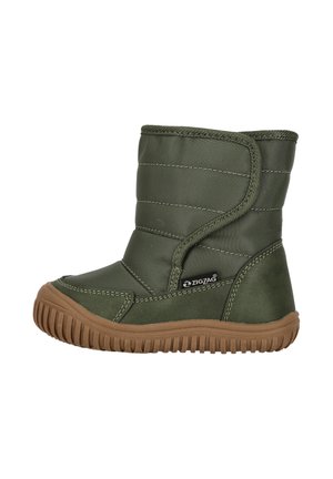 Botte d’hiver vert olive avec tige matelassée, bride auto-agrippante, semelle en caoutchouc marron et étiquette de la marque ZigZag sur le côté.