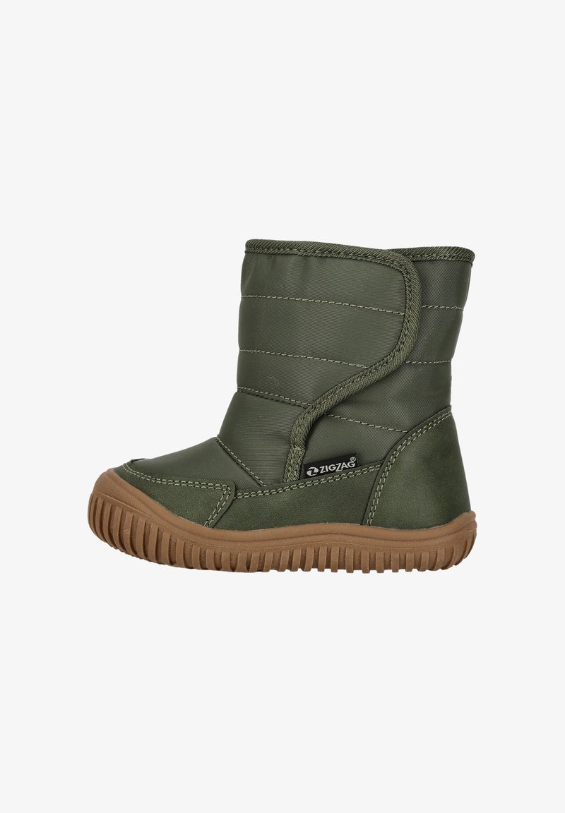 Botte d’hiver vert olive avec tige matelassée, bride auto-agrippante, semelle en caoutchouc marron et étiquette de la marque ZigZag sur le côté.