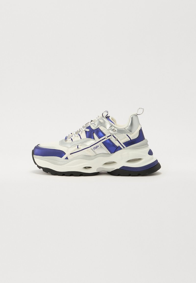 Chunky sneakers med en sølvfarget mesh-overdel med lilla detaljer, hvite elementer, tykk såle og reflekterende snørebånd. Strukturerte designelementer.