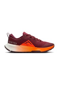 Chaussure de course Nike Gore-Tex en marron et orange avec tige en mesh, semelle rembourrée et fermeture à lacets, vue latérale sur fond blanc.