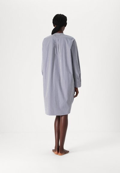 Vestido riscado em azul e branco, com mangas longas, decote redondo, detalhe de pregas nas costas e um caimento descontraído. Textura de tecido suave.