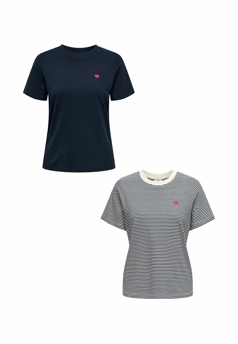 Zwei kurzärmelige T-Shirts: eines einfarbig marineblau mit einem pinken Herzlogo, das andere gestreift in Weiß und Marineblau mit passendem pinkem Herzlogo.