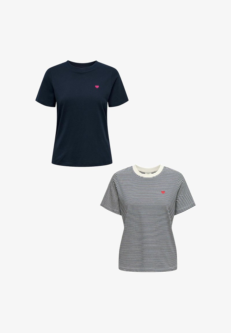 Zwei kurzärmelige T-Shirts: eines einfarbig marineblau mit einem pinken Herzlogo, das andere gestreift in Weiß und Marineblau mit passendem pinkem Herzlogo.