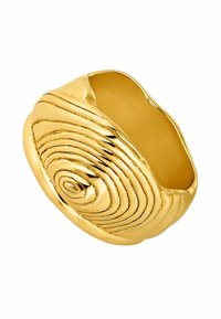 Anillo de tono dorado con un diseño de espiral texturizada que presenta líneas onduladas, un acabado suave y una banda abierta para facilitar su uso.