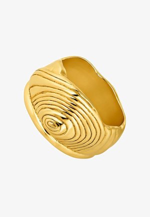 Anillo de tono dorado con un diseño de espiral texturizada que presenta líneas onduladas, un acabado suave y una banda abierta para facilitar su uso.