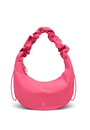 Sac hobo rose vif avec poignée froncée, fermeture éclair sur le côté et logo "GOT BAG" à l'avant, présenté sur fond blanc.