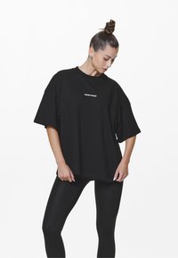 Pegador ARENDAL LOGO HEAVY OVERSIZED TEE - Marškinėliai su spaudiniu - black