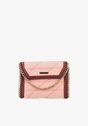 Pink strukturierte Clutch mit dunkelbraunem Rand und goldener Kette, mit diagonal gestepptem Muster und rechteckigem Metall-Logoschild.