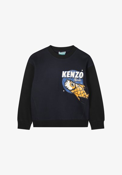 Sweatshirt noir et marine avec un motif de poisson KENZO en orange et blanc. Doté d'un col et de poignets côtelés. Tissu doux et texturé.