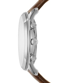Chronograph-Uhr mit einem polierten Silbergehäuse, zwei Druckknöpfen und einem braunen Lederarmband. Glatter Rahmen, minimalistisches Zifferblatt.