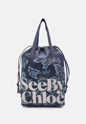 Torba typu tote z denimu z kwiatowym wzorem i dużym białym logo „See By Chloé”, z zaciąganym sznurkiem u góry i dwoma paskami na ramię.