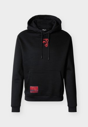 Must kapuutsiga dressipluus, millel on punane graafiline disain rinnal ja punane logo embleem esimesel taskul. Omab kapuutsi nöörsidet ja soonilised varrukaotsad.