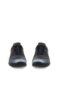 Paire de chaussures de sport noires avec embouts gris et lacets noirs, présentées de face sur un fond blanc.