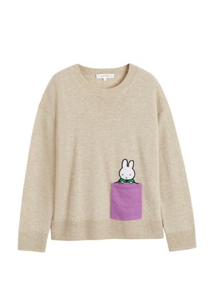 Maglione beige lavorato a maglia con scollo rotondo, caratterizzato da una tasca viola con un disegno di coniglio. Texture morbida e vestibilità comoda.