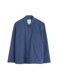 Marinblå långärmad skjorta med kvartdragkedja, mjuk textur, krage och en framficka på vänster bröst.