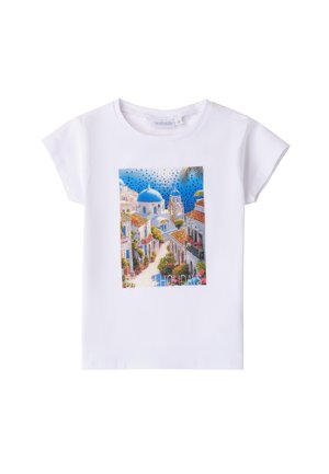 Weißes Baumwoll-T-Shirt mit einem bunten Grafikdruck einer mediterranen Landschaft mit blauen Kuppeln, Gebäuden und floralen Akzenten.