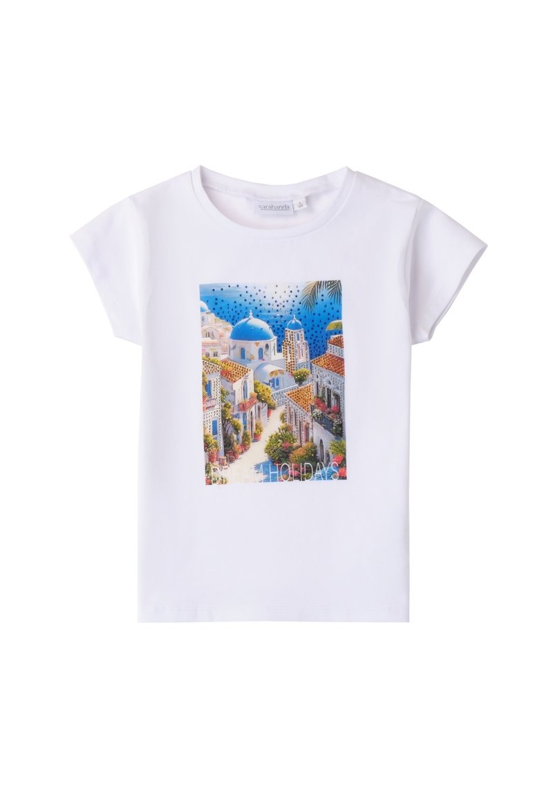 Camiseta blanca de algodón con un gráfico colorido de un paisaje mediterráneo que incluye cúpulas azules, edificios y acentos florales.