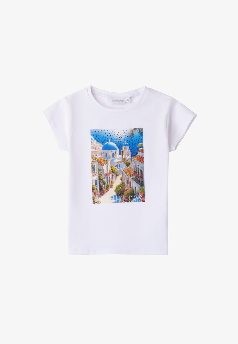 Camiseta blanca de algodón con un gráfico colorido de un paisaje mediterráneo que incluye cúpulas azules, edificios y acentos florales.