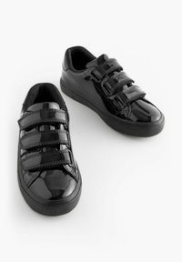 Svarta patentläder sneakers med tre kardborreband, rund tå, gummisula och textilfoder. Slät, glänsande yta genom hela skon.