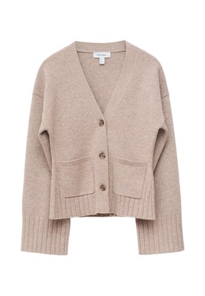 Beige gestrickte, kurz geschnittene Strickjacke mit V-Ausschnitt, drei braunen Knöpfen, zwei Vorderseitentaschen sowie gerippten Bündchen und Saum.