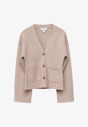 Beige gestrickte, kurz geschnittene Strickjacke mit V-Ausschnitt, drei braunen Knöpfen, zwei Vorderseitentaschen sowie gerippten Bündchen und Saum.