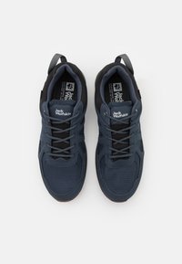 Sneakers blu scuro con tomaia in tessuto testurizzato, accenti neri e lacci grigi. Presentano una linguetta imbottita e il logo sulla linguetta e sul tallone.