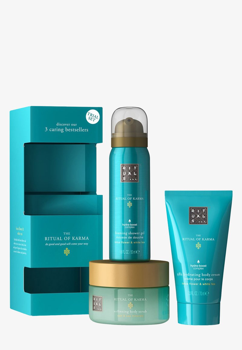 Set aus drei türkisfarbenen Körperpflegeprodukten in einer passenden Verpackung: schäumendes Duschgel, Körperscrub mit goldenen Akzenten und feuchtigkeitsspendende Körpercreme.