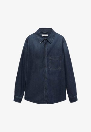 Camicia in denim blu scuro con colletto a punta, chiusura a bottoni, maniche lunghe e una tasca sul petto. Il tessuto ha una consistenza liscia.