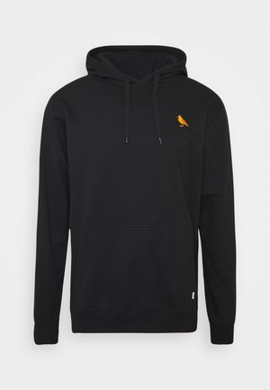 Zwarte pullover hoodie met voorzak, capuchon met trekkoord en een klein oranje vogel-logo op de linkerkant van de borst.