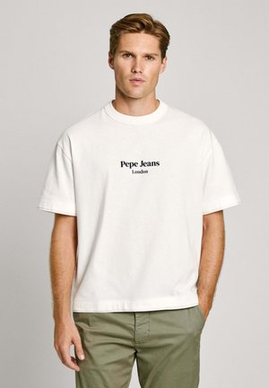 Camiseta blanca de cuello redondo con mangas cortas, que presenta un logo negro de "Pepe Jeans" y "London" impreso en la parte frontal. Textura de tela suave.