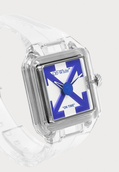 Montre carrée transparente avec un bracelet et un boîtier transparents, cadran blanc avec des flèches bleues et le texte "Off-White" et "ON TIME."