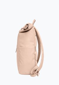 Beige stoffen rugzak met een oprolsluiting, zijrits en verstelbare schouderband. Soepele textuur en minimalistisch ontwerp.