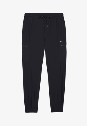 Čierne jogger nohavice s elastickým pásom, nastaviteľnou šnúrkou, bočnými vreckami a zipsovými detailmi. Hladká, ľahká tkanina.