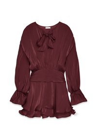 Robe bordeaux en tissu léger et brillant avec un nœud au cou, des manches longues bouffantes et un ourlet à volants. Texture lisse dans l'ensemble.