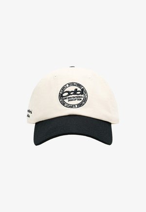 Hvid og sort baseballkasket med rundt sort broderet logo og tekst på frontpanelet.