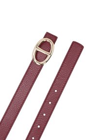 Burgunderfarvet læderbælte med en tekstureret overflade, forsynet med en guldtonet oval spænde og flere justeringshuller langs remmen.