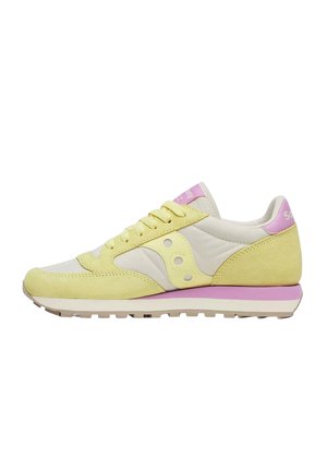 Sneaker profilata bassa in suede giallo, pannelli in tessuto crema, dettagli rosa sul tallone e sulla linguetta, suola bianca con striscia rosa.
