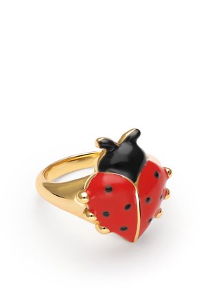 Anillo de oro con diseño de mariquita esmaltada en rojo y negro, con manchas negras sobre alas lisas y redondeadas.