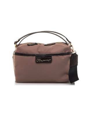 Sac en nylon brun avec une bande d'accent noir texturée crocodile, double zippers et une sangle noire amovible. Comprend une plaque de logo à l'avant.