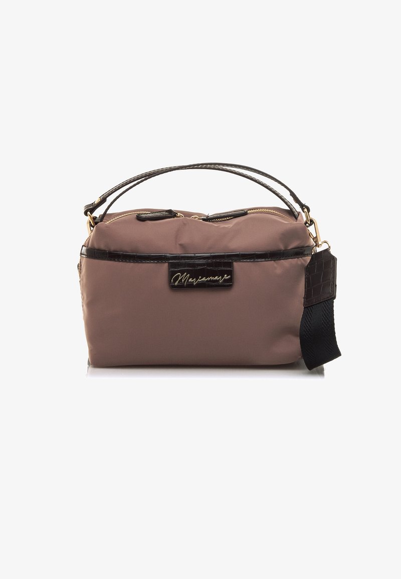 Borsa in nylon marrone con una fascia nera a trama coccodrillo, doppia cerniera e tracolla nera removibile. Presenta una placca con logo sul davanti.