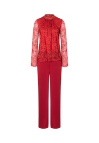 Rode kanten top met lange mouwen, ruches bij de hals en effen rode broek. De kant heeft bloemenpatronen en een licht doorzichtig textuur.