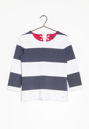 Koszula z długim rękawem z szerokimi poziomymi paskami w kolorze granatowym i białym, czerwony wewnętrzny dekolt z białym wiązaniem, zawieszona na czarnym wieszaku.