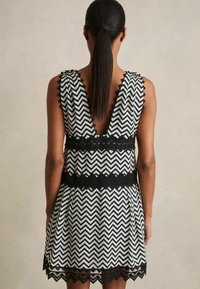 Reiss REGULAR FIT-SOPHIA ZIG-ZAG PRINT  - Vapaa-ajan mekko - navy