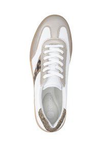 Schnürsneaker aus weißem Leder mit beigen Akzenten, Leopardenmuster, brauner Gummisohle und dekorativer metallischer Naht.