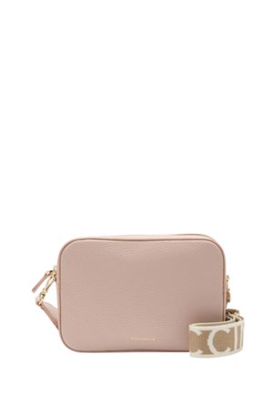 Borsa crossbody in pelle rosa testurizzata con chiusura a zip; presenta una tracolla in tela con stampa del logo. Forma rettangolare, hardware dorato.