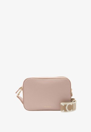 Borsa crossbody in pelle rosa testurizzata con chiusura a zip; presenta una tracolla in tela con stampa del logo. Forma rettangolare, hardware dorato.